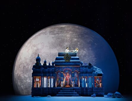 temple devant une lune