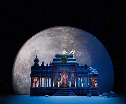 temple devant une lune