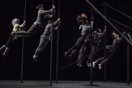 danseurs sur poteau bois