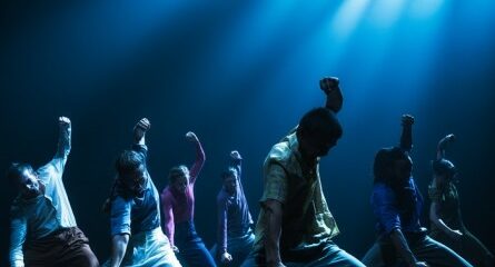 danseurs points levés sous lumière bleue
