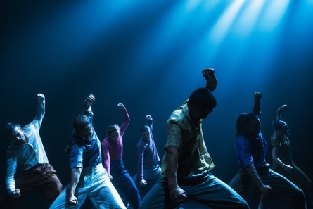 danseurs points levés sous lumière bleue
