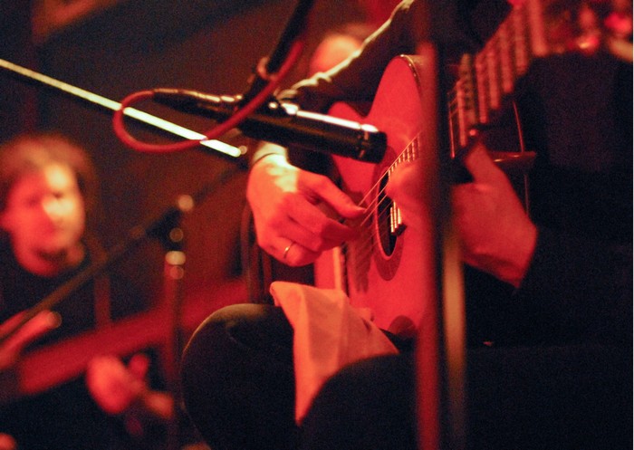 guitariste joue avec micro devant guitare