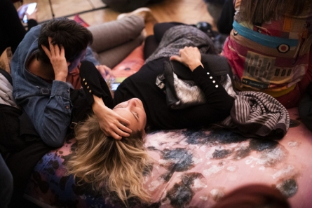 un homme et une femme étendus sur tapis dorment