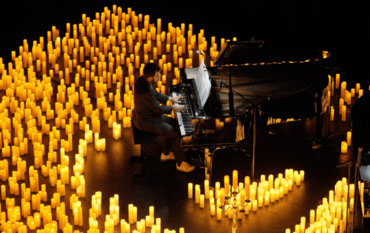 pianiste entouré de bougies