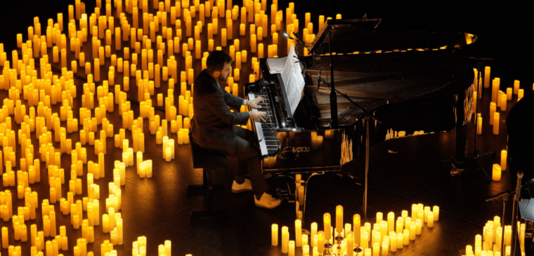 pianiste entouré de bougies