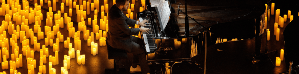 pianiste entouré de bougies