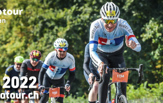 cyclistes en course sur route