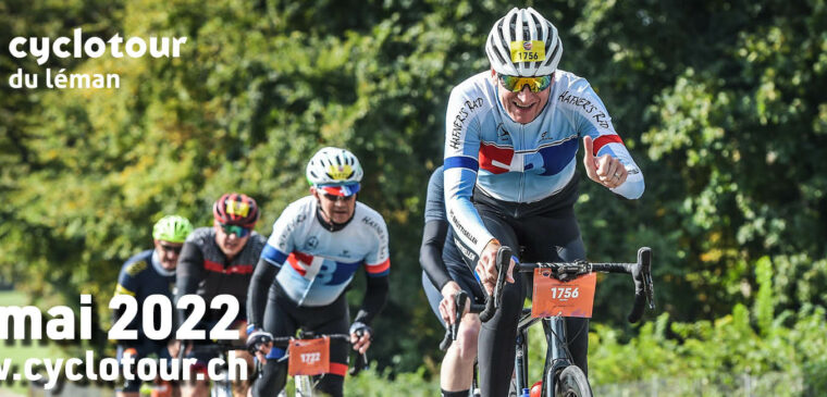 cyclistes en course sur route