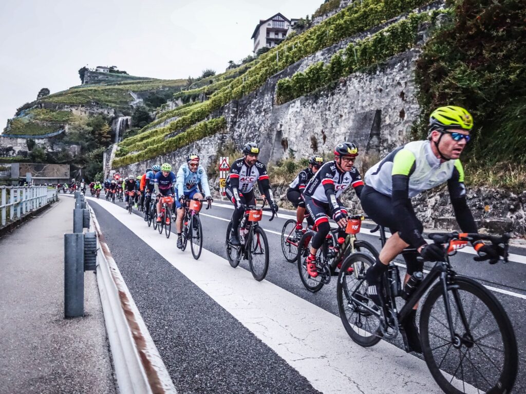 groupe de cyclistes sur route