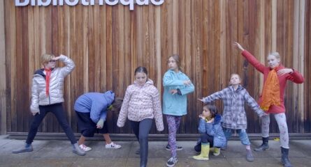 enfants devant une bibliothèque