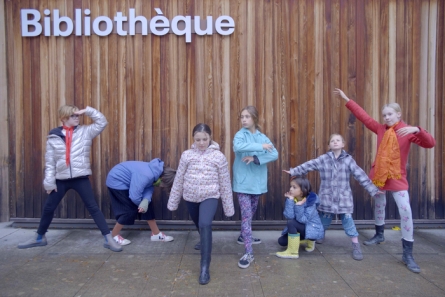 enfants devant une bibliothèque