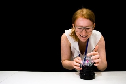 femme en blanc fait expérience scientifique sur table