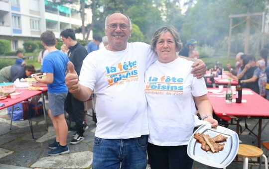 une femme et un homme avec tee shirt fête des voisins à un bbq