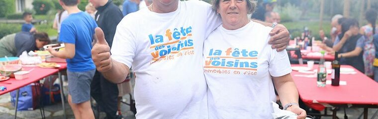 une femme et un homme avec tee shirt fête des voisins à un bbq