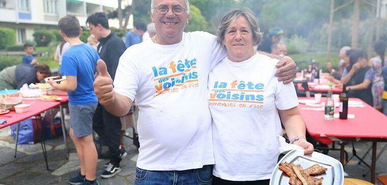 une femme et un homme avec tee shirt fête des voisins à un bbq