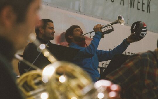 deux hommes jouent trompette dans concert