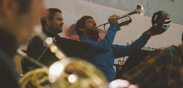deux hommes jouent trompette dans concert