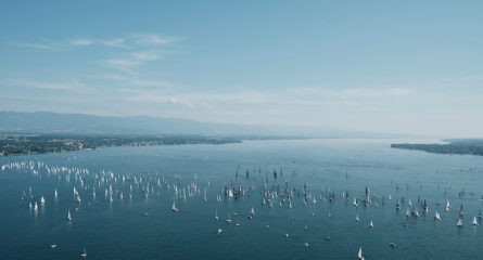 bateau sur lac sous ciel bleu