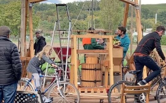 pressoir à pomme avec personnes autour