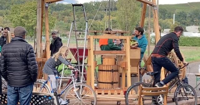 pressoir à pomme avec personnes autour