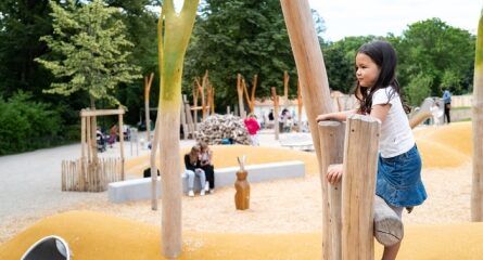 enfants dans une aire de jeux l'été