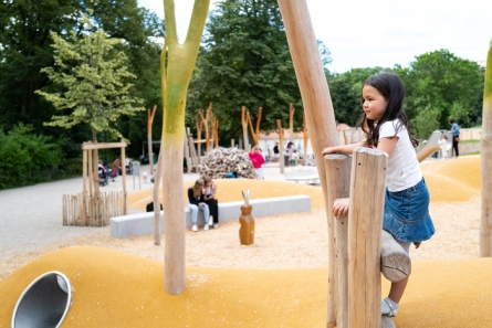 enfants dans une aire de jeux l'été