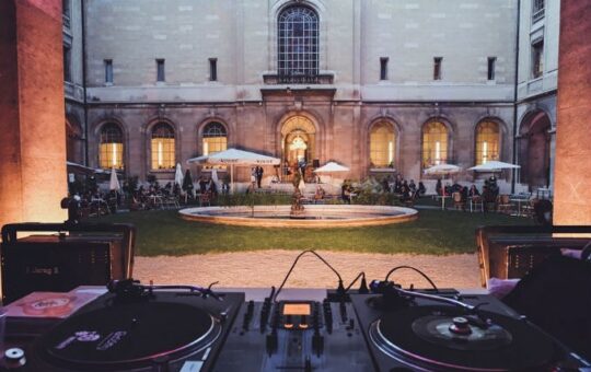 platines dj avec chateau et fontaine en fond