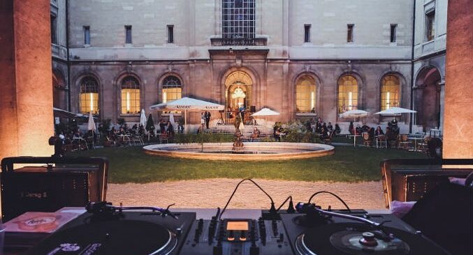 platines dj avec chateau et fontaine en fond