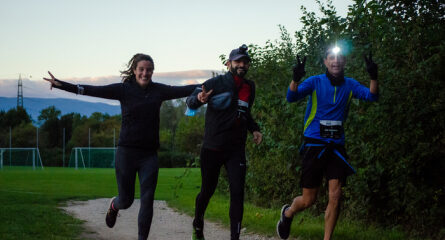 trois personnes courent en nocturne