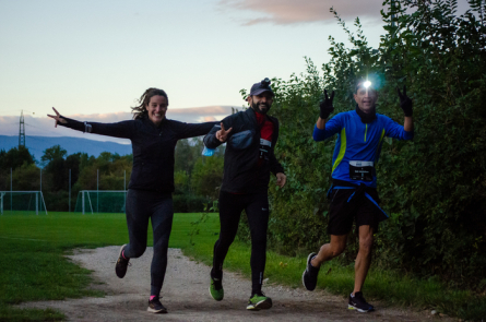 trois personnes courent en nocturne