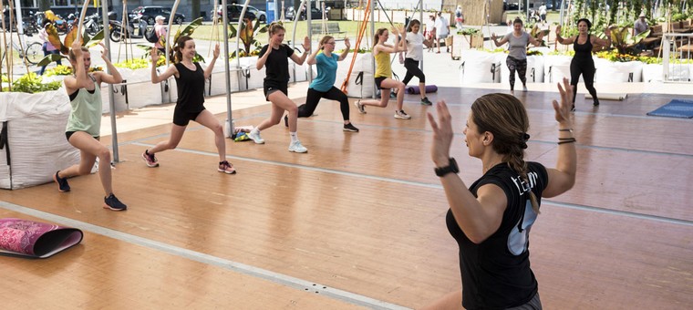 cours de sport collectif sur parquet