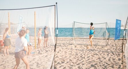 personne qui jouent au beach volley sur plage sable