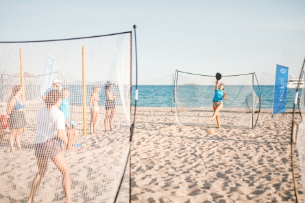 personne qui jouent au beach volley sur plage sable