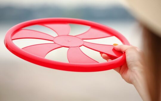 femme qui tient un ultimate frisbee rouge
