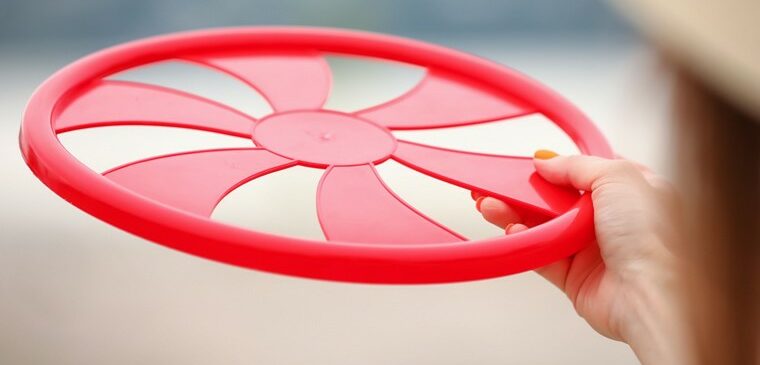 femme qui tient un ultimate frisbee rouge