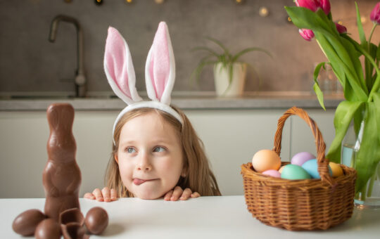 ENFANT QUI MANGE DU CHOCOLAT
