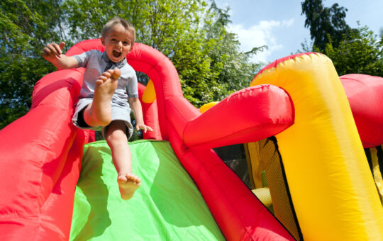 enfant dans plaine de jeux