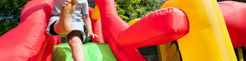 enfant dans plaine de jeux